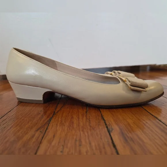 Salvatore Ferragamo Cream Varina Bow Leather Flats with Gold Hardware - Picture 6 of 9